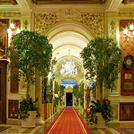 Отель Grand Des Iles Borromees & 5*