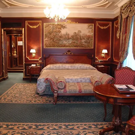 Grand Des Iles Borromees & 5* ストレーザ